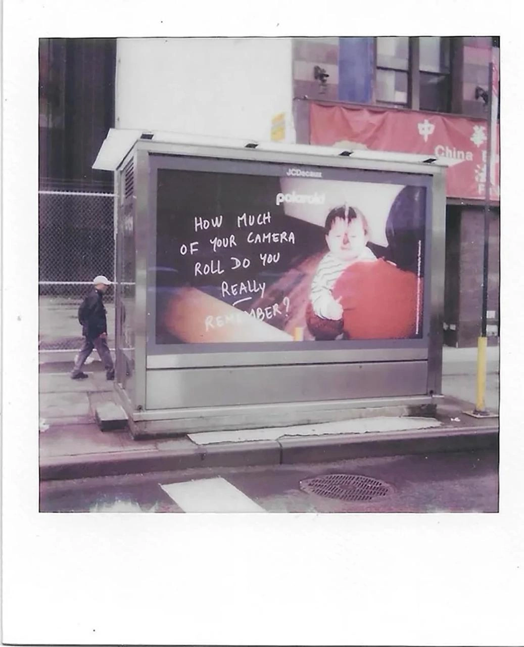 Классная кампания от Polaroid. Они запустили наружку с призывом вернуться к настоящему. Слоган кампании так и звучит: «Вернёмся к реальному» | Сетка — новая социальная сеть от hh.ru