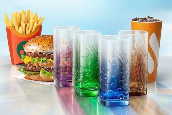 Тем временем новинки во «Вкусно — и точка»
С 14 июля появятся коллекционные стаканы, которые будут за рубль при покупке комбо.
*А вы любите фастфуд?
👍 — да, очень!
👎 — нет* | Сетка — социальная сеть от hh.ru