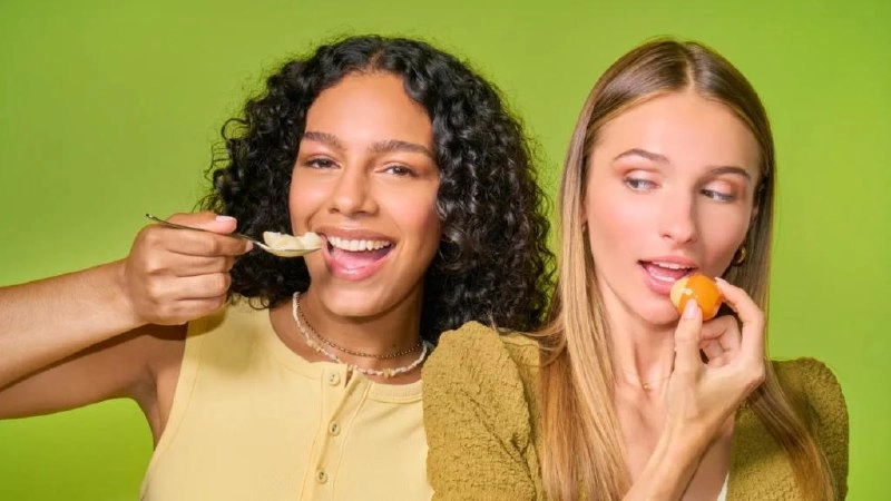 Палетка с разными оттенками желтого от Barilla, хайлайтер от Coca-Cola, а теперь и бальзам для губ со вкусом макарон.
Бренд косметики Holler and Glow решил создать бальзам для губ S’Mac and Cheese | Сетка — социальная сеть от hh.ru