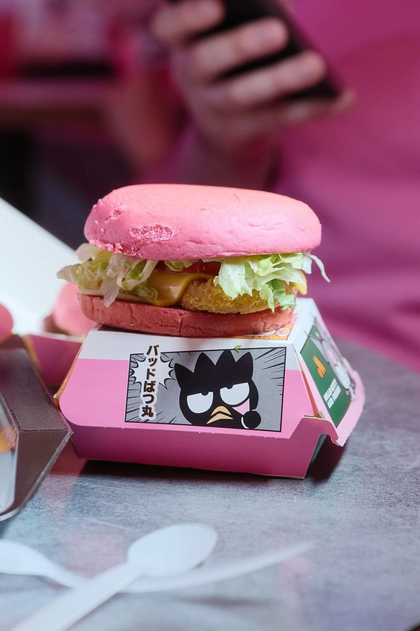 ✨ Коллаба Hello Kitty со Вкусно и точка стартует сегодня! Уже с утра по всей России в ресторанах появятся наборы с Hello Kitty. Это будут новые боксы, мороженка, соусы, но главное — розовый бургер | Сетка — новая социальная сеть от hh.ru