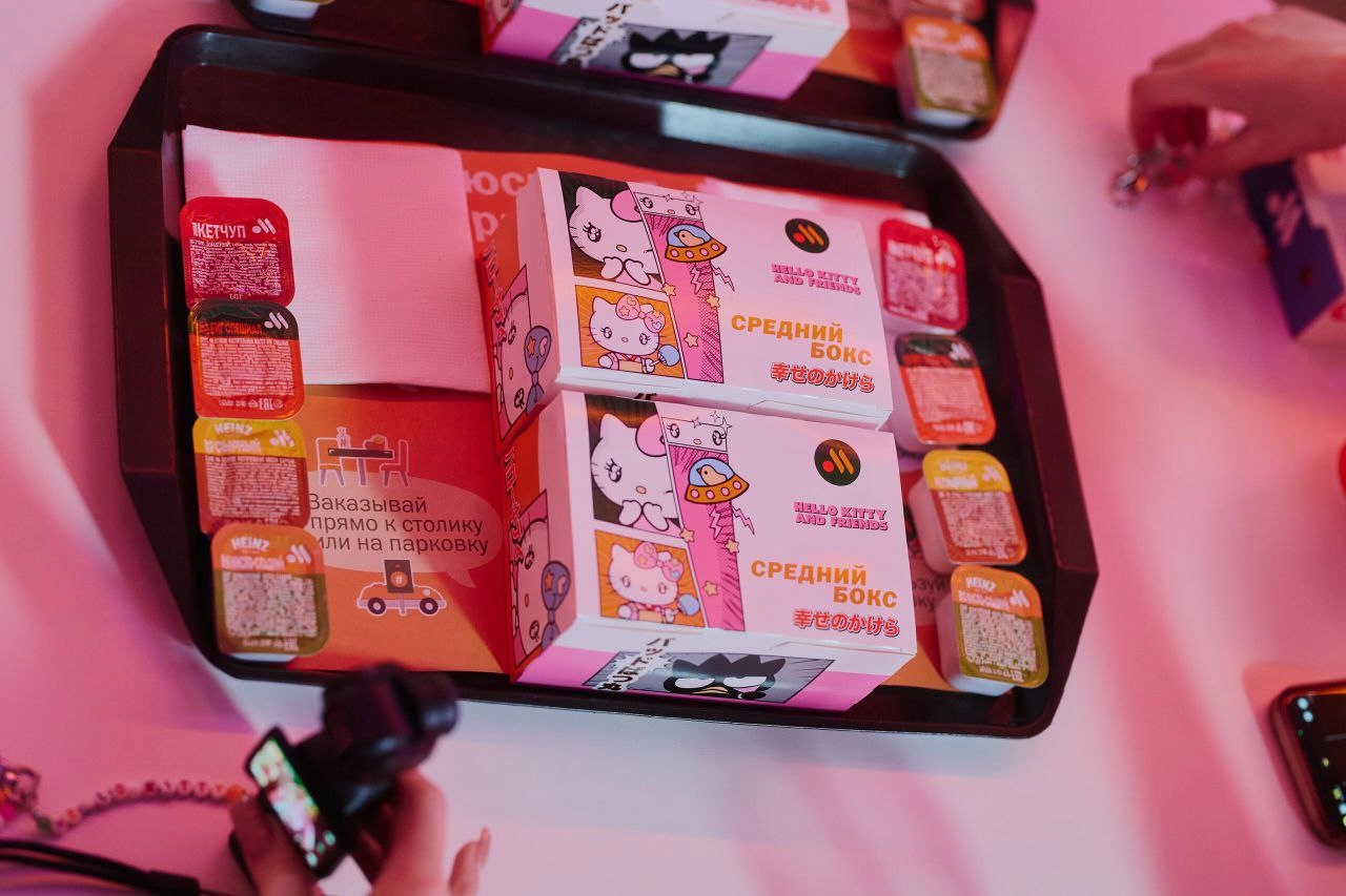 ✨ Коллаба Hello Kitty со Вкусно и точка стартует сегодня! Уже с утра по всей России в ресторанах появятся наборы с Hello Kitty. Это будут новые боксы, мороженка, соусы, но главное — розовый бургер | Сетка — новая социальная сеть от hh.ru