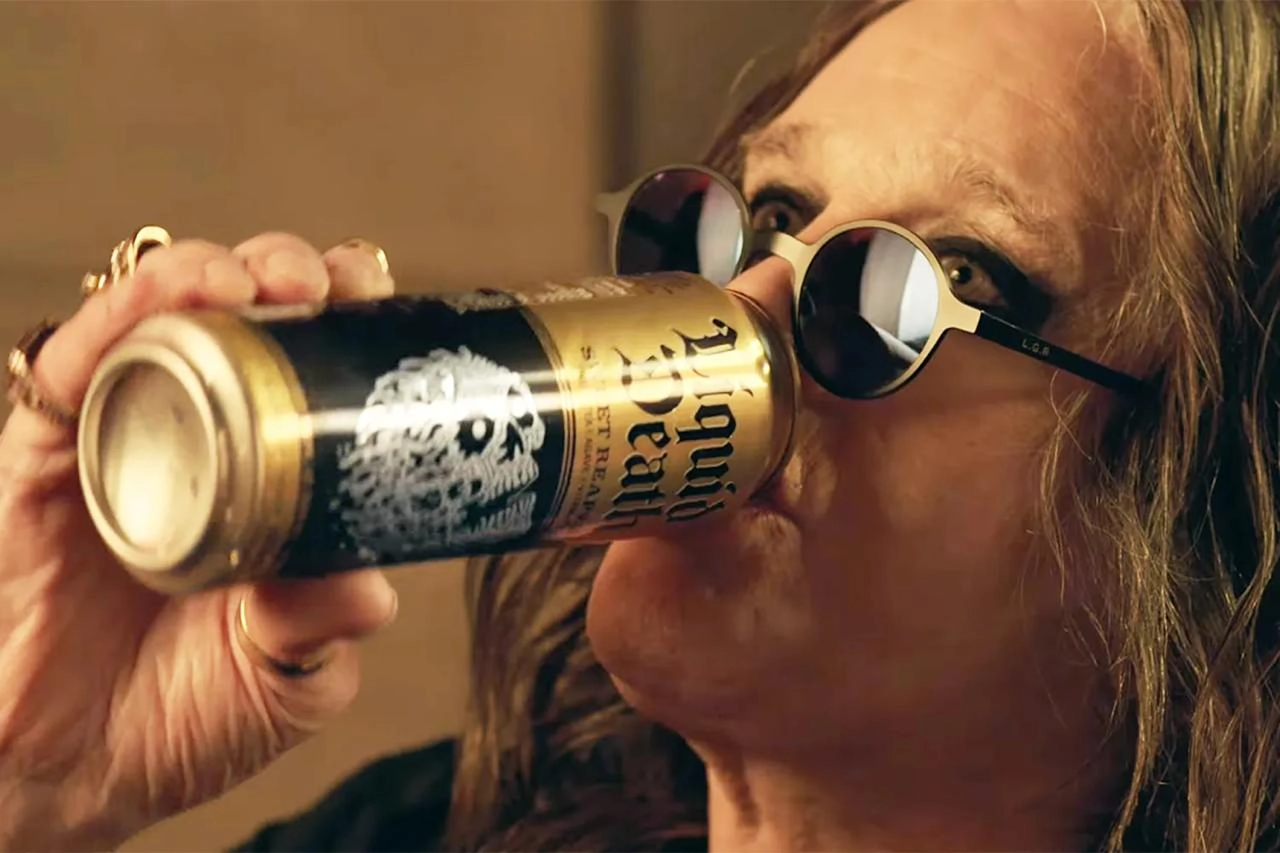 Теперь коллаборация месячной давности Liquid Death и Оззи Озборна как никогда актуальна. Всё дело в том, что в рамках сотрудничества производитель выпустил воду с ДНК музыканта | Сетка — социальная сеть от hh.ru