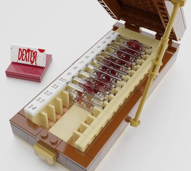 🧱 LEGO для фанатов Декстера Моргана
В TikTok показали миниатюрный футляр из «Декстера» — с прозрачными стеклами и пятнами крови. Это копия той самой коробки, где герой хранил трофеи жертв | Сетка — социальная сеть от hh.ru