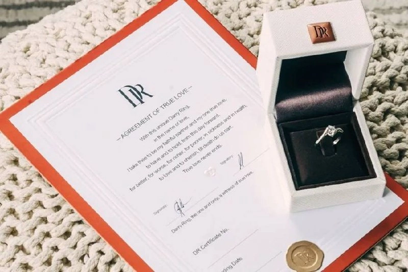 Обсудим новость?👇
💍 Кольцо, которое можно подарить только один раз в жизни
Китайский ювелирный бренд Darry Ring сейчас взрывает соцсети - особенно женскую их часть. И не из-за дизайна | Сетка — социальная сеть от hh.ru