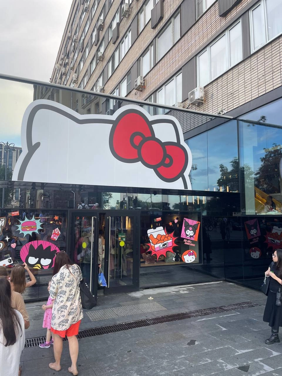 #обзоры
Меню Hello kitty во «Вкусно — и точка»
Пора добавлять в мир новых красок и попробовать меню Hello kitty во «Вкусно — и точка», подумал я и заказал новые позиции.
Hello Kitty Бургер (от 255р) | Сетка — новая социальная сеть от hh.ru