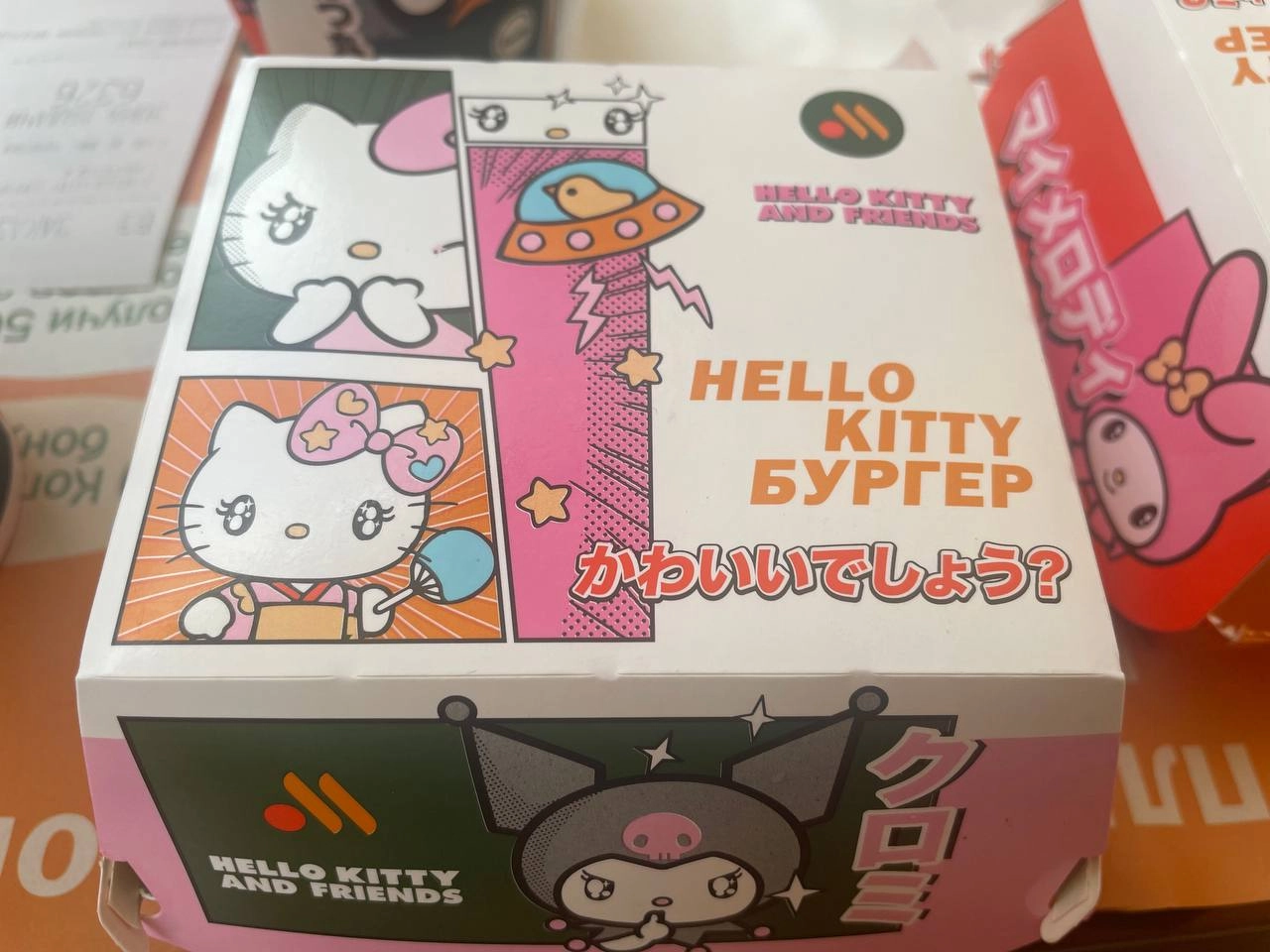 #обзоры
Меню Hello kitty во «Вкусно — и точка»
Пора добавлять в мир новых красок и попробовать меню Hello kitty во «Вкусно — и точка», подумал я и заказал новые позиции.
Hello Kitty Бургер (от 255р) | Сетка — новая социальная сеть от hh.ru