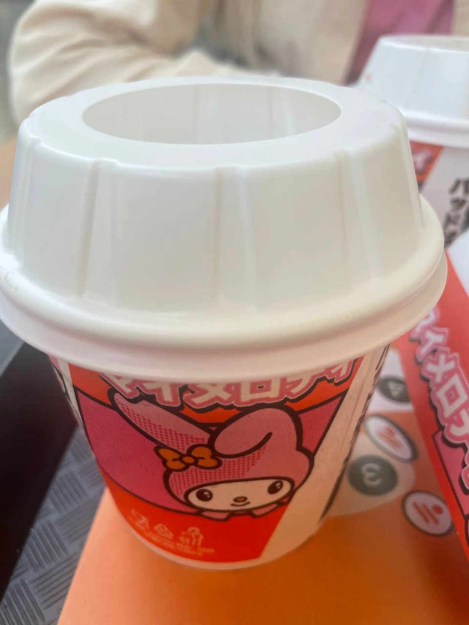 #обзоры
Меню Hello kitty во «Вкусно — и точка»
Пора добавлять в мир новых красок и попробовать меню Hello kitty во «Вкусно — и точка», подумал я и заказал новые позиции.
Hello Kitty Бургер (от 255р) | Сетка — новая социальная сеть от hh.ru