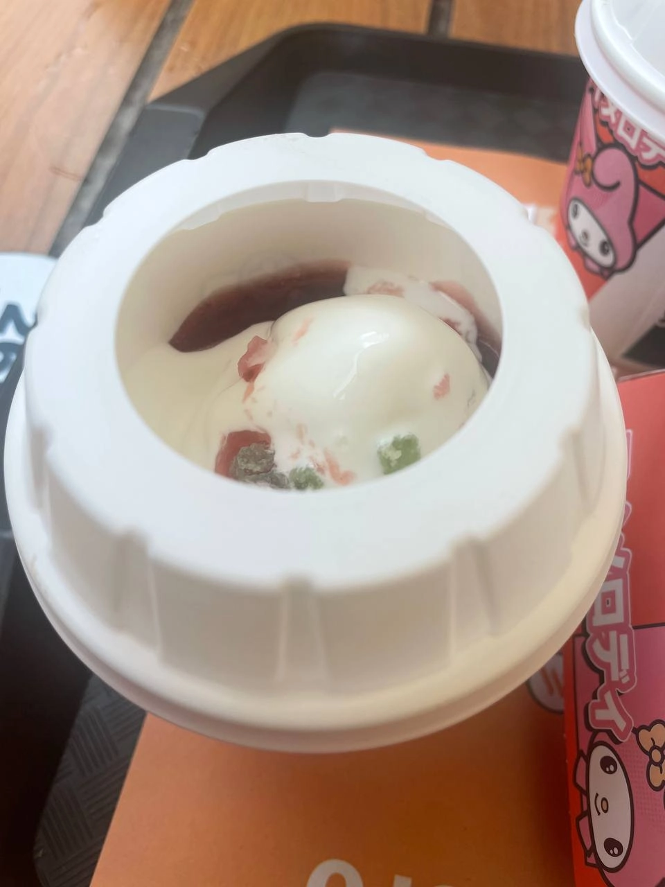 #обзоры
Меню Hello kitty во «Вкусно — и точка»
Пора добавлять в мир новых красок и попробовать меню Hello kitty во «Вкусно — и точка», подумал я и заказал новые позиции.
Hello Kitty Бургер (от 255р) | Сетка — новая социальная сеть от hh.ru