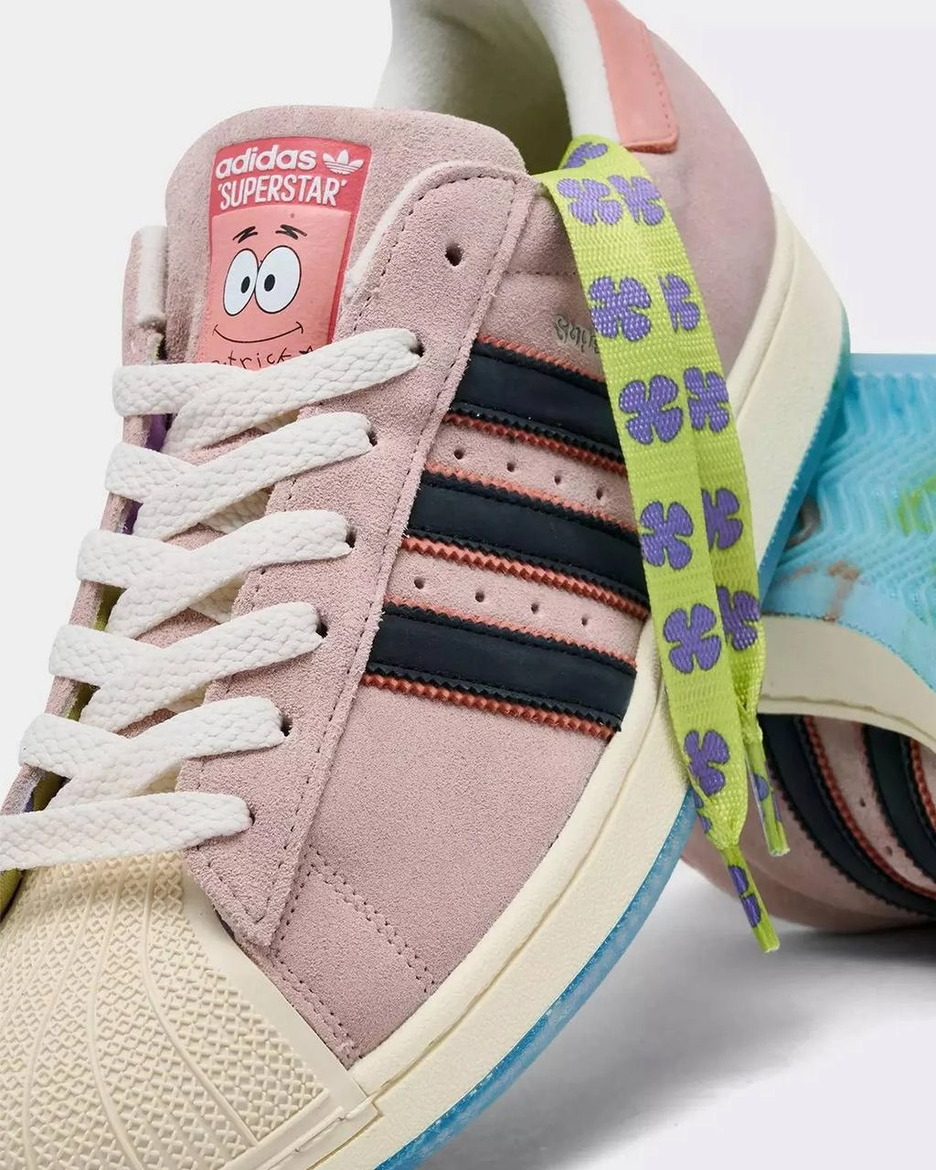 ААА, кроссовки с ПАТРИКОМ дропнул Adidas! Это модель superstar с портретом Патрика на язычке, стельками Adidas, оформленными в стиле заставки Спанч Боба, и морской подошвой | Сетка — социальная сеть от hh.ru