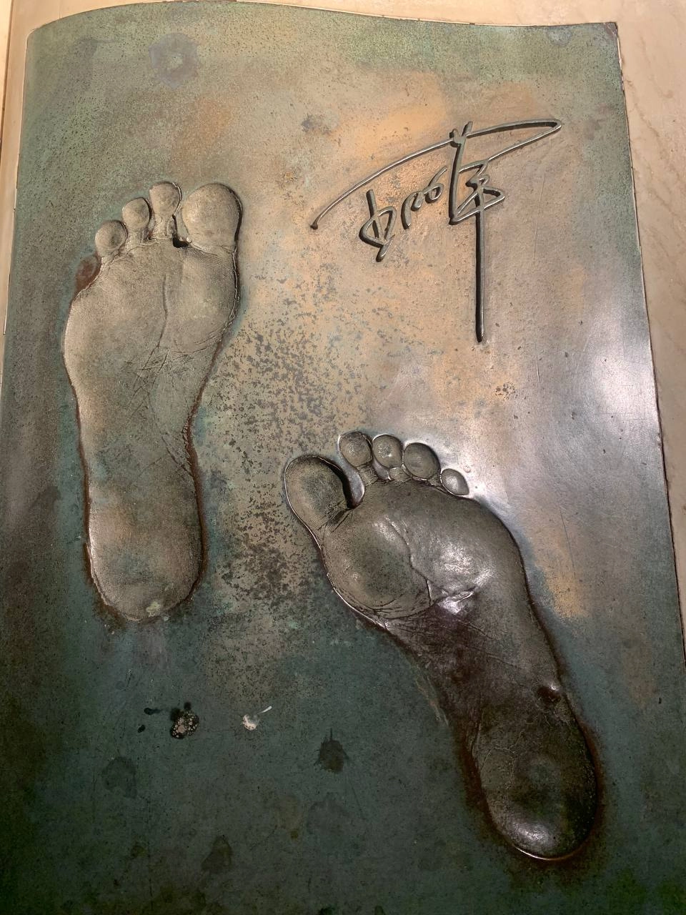 Чем отличается автограф от подписи или росписи?
Автограф-это подпись, оставленная на память, чаще всего известным либо дорогим для сердца человеком | Сетка — социальная сеть от hh.ru