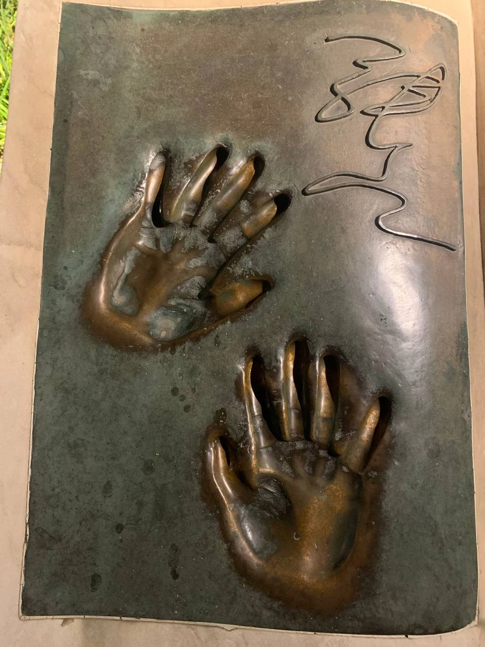 Чем отличается автограф от подписи или росписи?
Автограф-это подпись, оставленная на память, чаще всего известным либо дорогим для сердца человеком | Сетка — социальная сеть от hh.ru