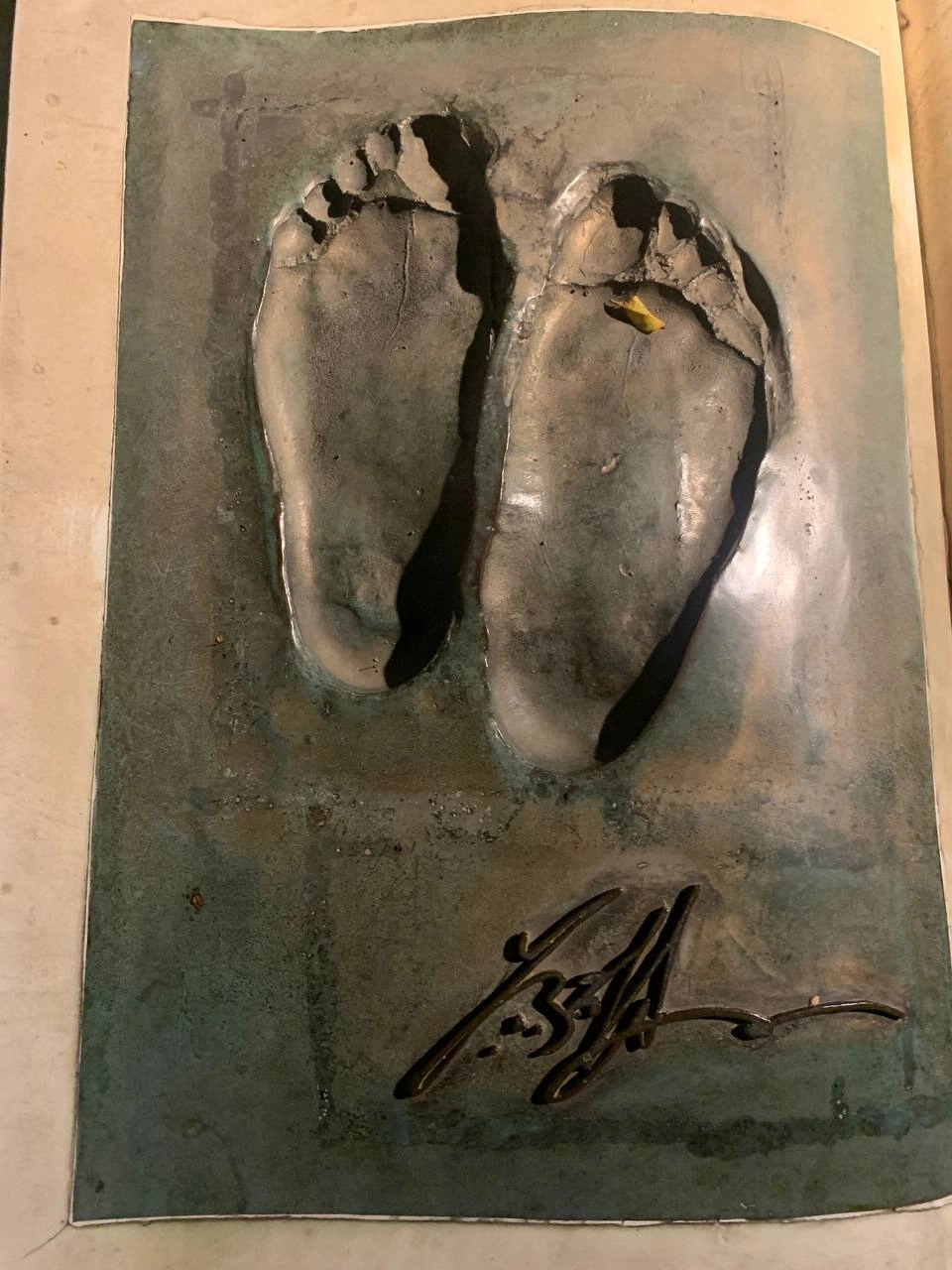 Чем отличается автограф от подписи или росписи?
Автограф-это подпись, оставленная на память, чаще всего известным либо дорогим для сердца человеком | Сетка — социальная сеть от hh.ru