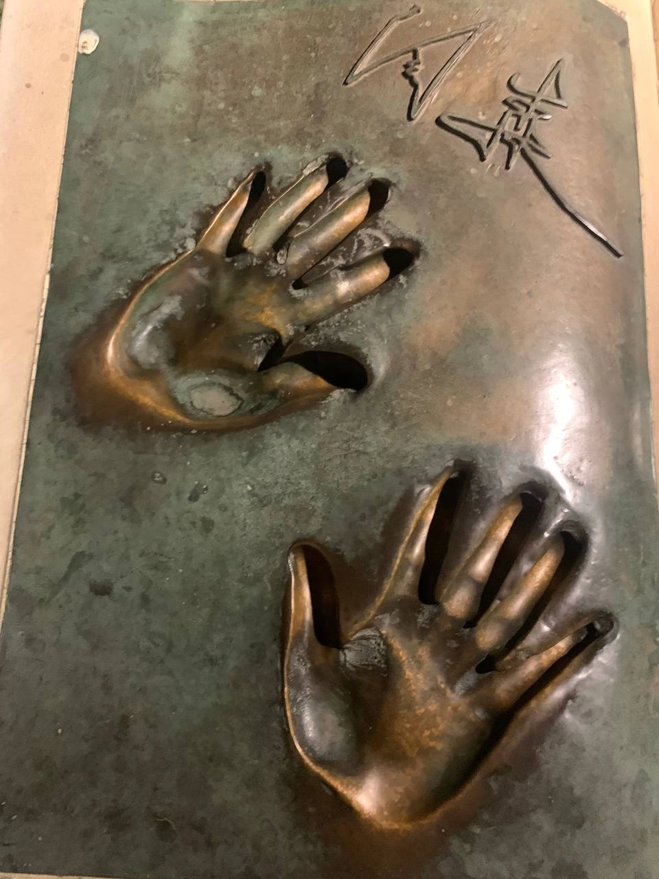 Чем отличается автограф от подписи или росписи?
Автограф-это подпись, оставленная на память, чаще всего известным либо дорогим для сердца человеком | Сетка — социальная сеть от hh.ru