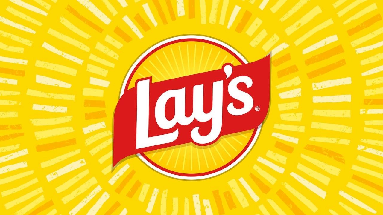 Чипсы Lay’s обновили дизайн — ребрендинг коснулся буквально всех деталей упаковки: новый логотип, матовая упаковка и фон пачки с текстурой дерева.
А лучший дизайн был в 2007-2009…😂 | Сетка — социальная сеть от hh.ru