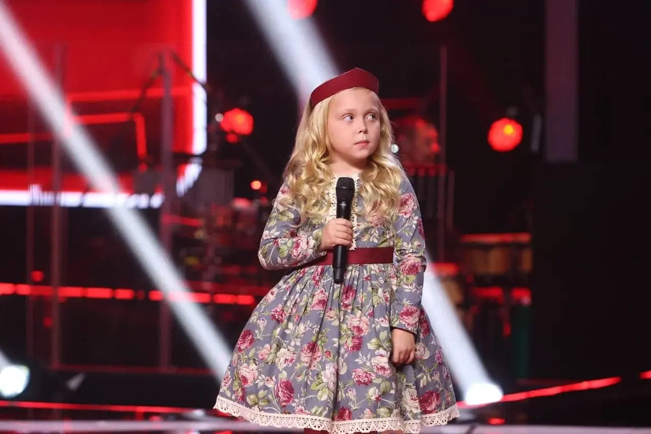 🎤 Семилетняя ставропольчанка Мария Никулина впечатлила зрителей и жюри своим выступлением на проекте «Голос.Дети»
Мария успешно преодолела этап слепых прослушиваний, войдя в команду Димы Билана | Сетка — социальная сеть от hh.ru